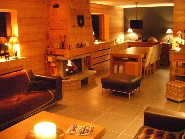 Le salon / salle à manger et cheminée