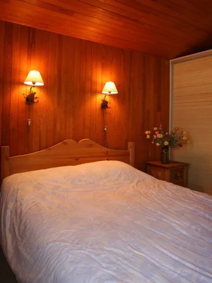 Chambre avec lit double et grand placard coulissant de rangement. Fenêtre orientation ouest. Toilettes indépendantes face de la chambre.