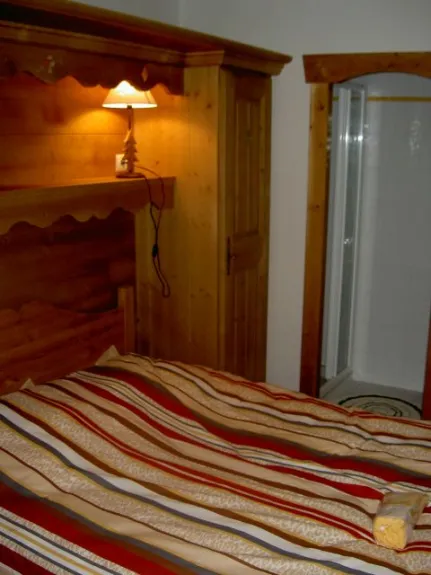 Chambre avec salle d'eau - lit équipé de couette