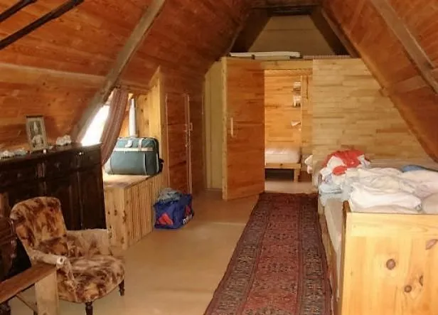 Le dortoir avec au fond la chambre