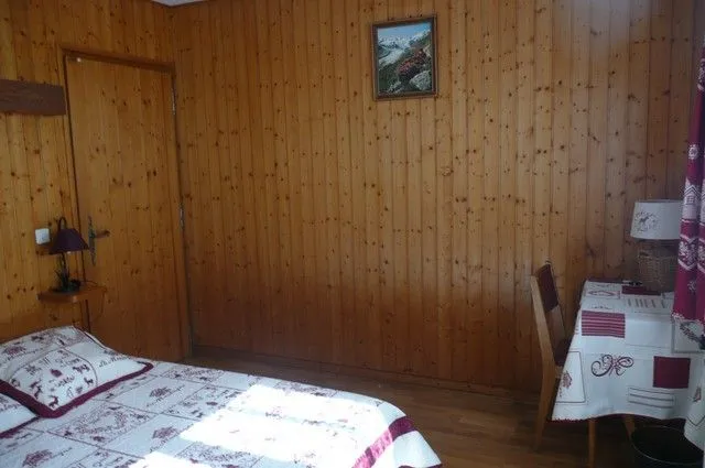 chambre indépendante sur le même palier que l'appartement avec coin toilette (lavabo et wc)pour 2 personnes