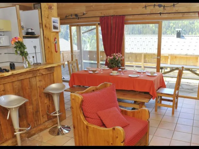 Chalet Piccola Pietra - kitchen and dining area