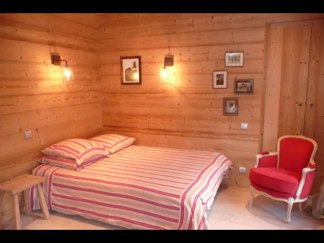 Although it's an independent room, this smart bedroom offers an open space with the livingroom.
