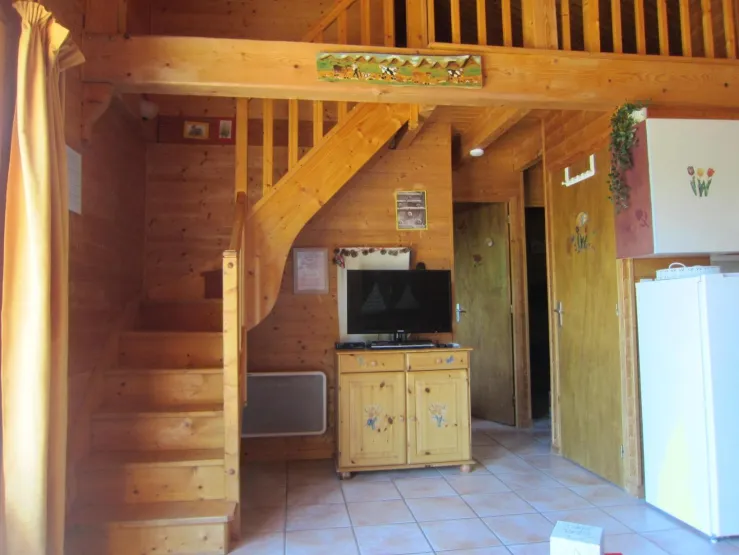 RDC Coin TV et escalier menant à la mezzanine