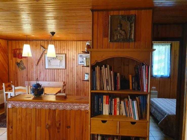 Librairie (en français) et salle manger