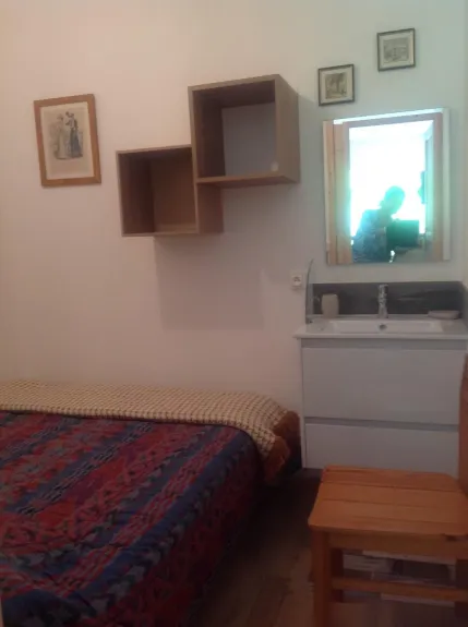 Chambre N°1 avec lavabo. 1 Lit en 140.