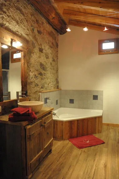 salle de bain avec baignoire et douche
