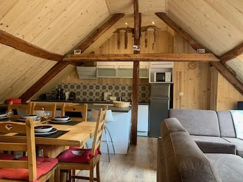 Pièce principale avec la cuisine ouverte sur le salon