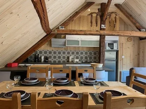 Pièce principale avec la cuisine ouverte sur le salon