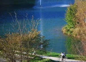 Ne vous privez pas d'un petit plongeon au lac de la Mirande à Allevard pour vous rafraichir en été