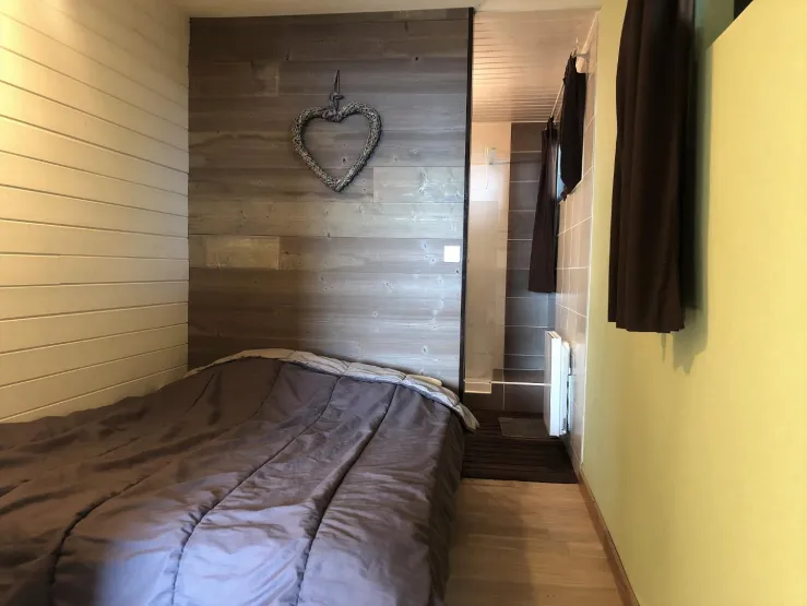 Chambre Verte: Lit double 140x190, rangements. Donnant sur salle d'eau avec douche et lavabo privative. 