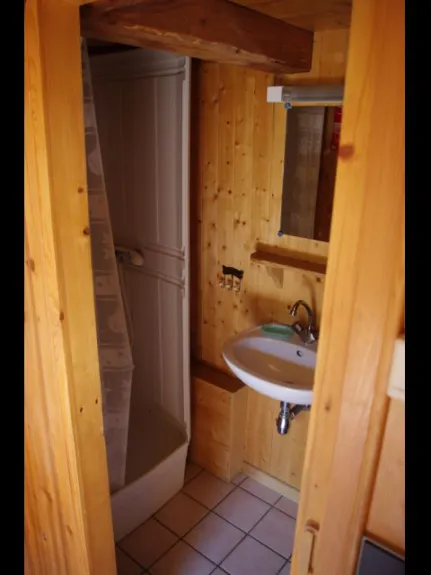 la salle d'eau au rez de chaussée : douche - lavabo - toilettes 