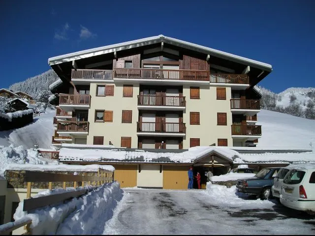 3ème Balcon à gauche avec petite fenêtre de chambre à droite.