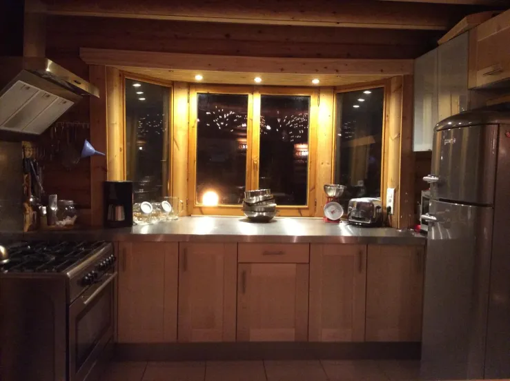 La cuisine aménagée (vue de l'îlot/évier)