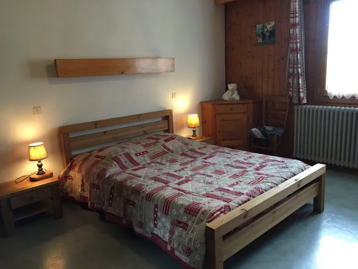 Chambre N° 2: 1 lit de 2 personnes (140X190) et 2 lits d'une personne (90X190)