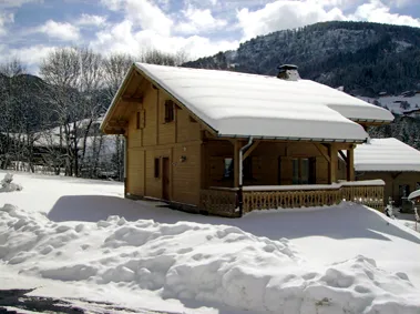 CHALET SOUS LA NEIGE