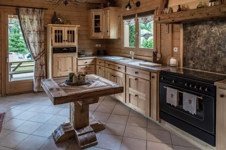 Une cuisine américaine entièrement aménagée, pour la préparation des petits plats, donnant directement sur la terrasse couverte et sur la salle à manger.