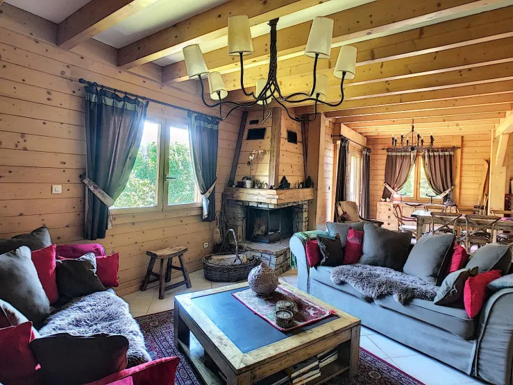 Salon cosy ou l'on peut découvrir des livres sur la montagne, le ski, la faune et la flore et les traditions de la Haute Savoie. déguster un verre, partager un des nombreux films laissé à  votre disposition....ou...