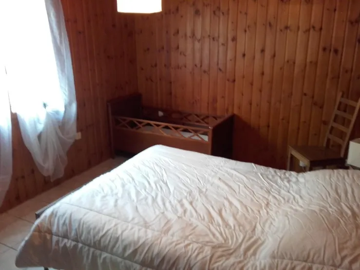 Chambre chamois avec lit bébé 