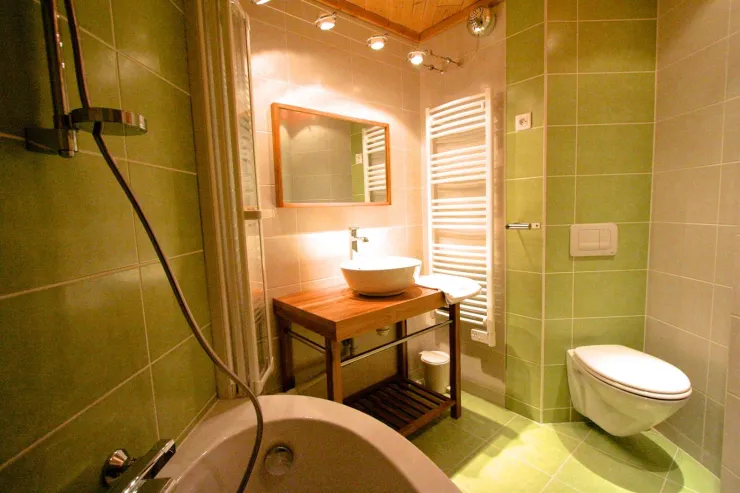  salle de bain  / WC dans chaque chambre : 2 avec baignoire, 4 avec douche.
