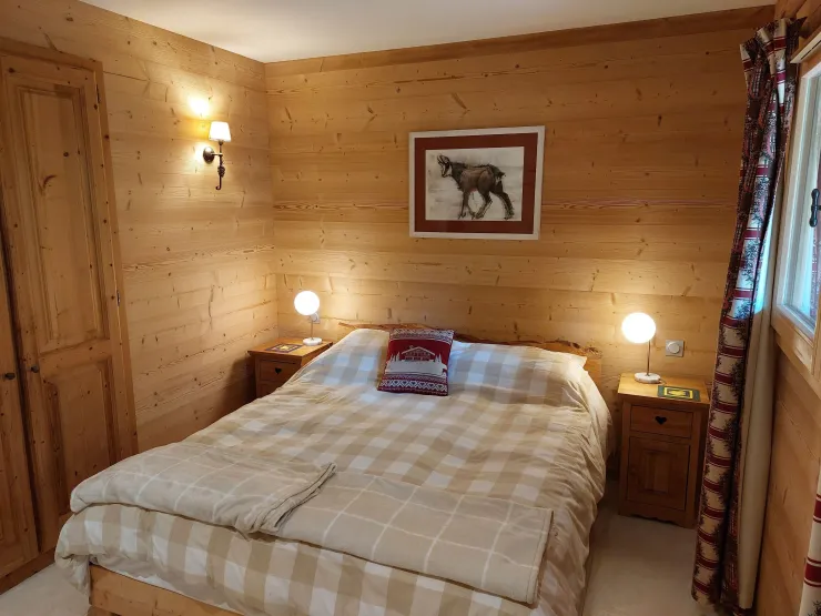Bedroom 1: king size or 2 singles; has en suite bathroom