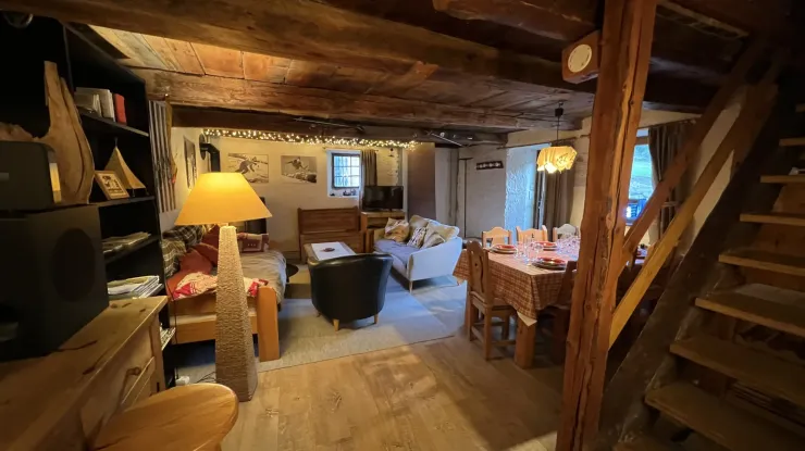 Le Rez de Jardin : intérieur simple et chaleureux