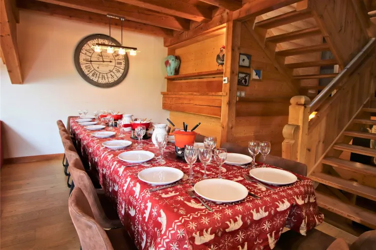 A large, convivial table around a Savoyard fondue to bring together your 18 guests.