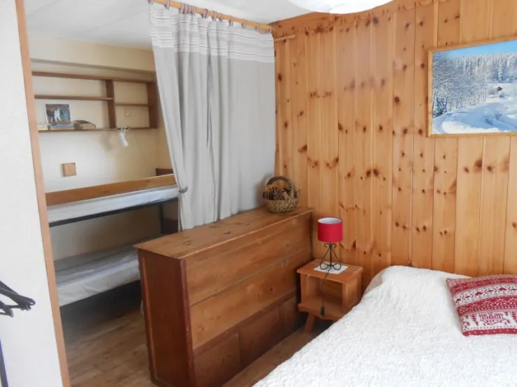 La chambre :1 lit deux places et des lits superposés.