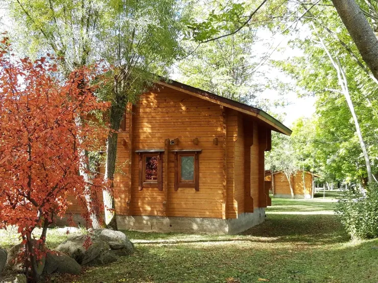 Chalet modèle "Bouton d'Or 6 personnes", pour des séjours de vacances de 2, 3 ou 7 nuits minimum selon la période. 
