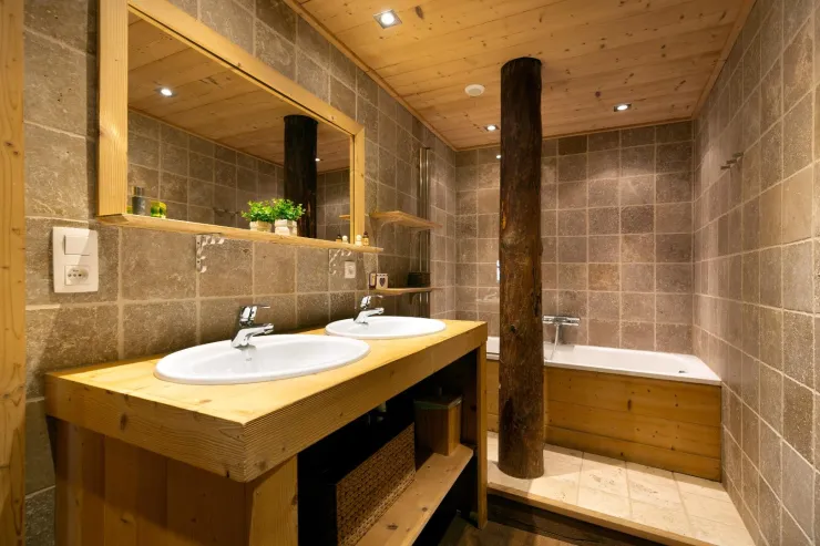 La salle de bain, avec bain