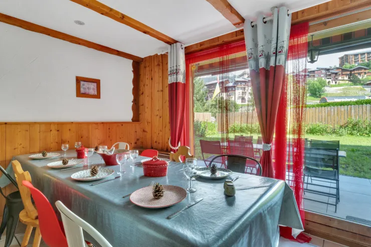 Salle à manger devant la baie, la terrasse et le jardin