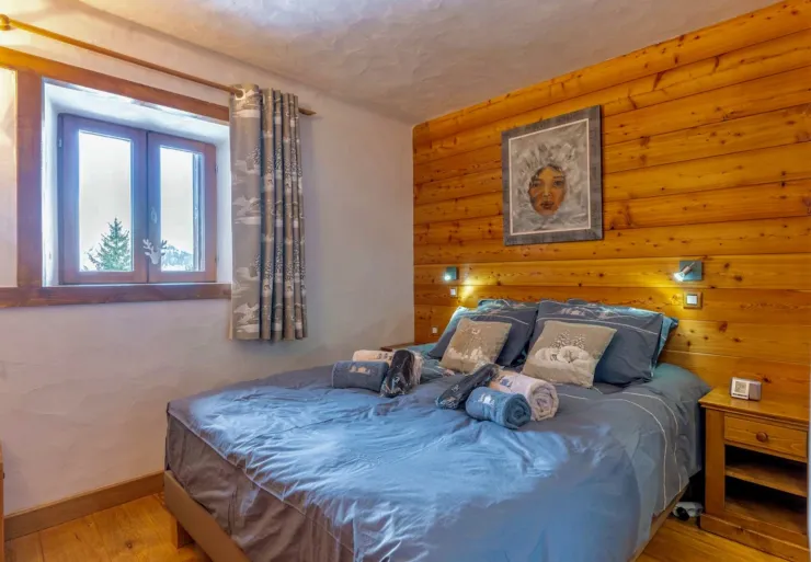 Main bedroom with its queen-size bed
