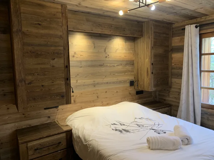 Chalet Mont-Milo: Grand Aréa room, renovated in 2026. Valley and mountain views, 160x200cm bed, new bedding, authentic reclaimed timber, soft lighting, built-in storage. The perfect retreat after a day in the mountains