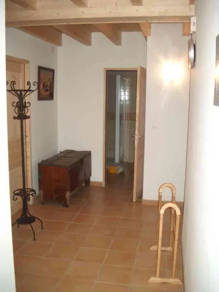 dans l'entrée: une SdB au fond, 2 chambres et un WC à gauche, et le séjour et la cuisine à droite