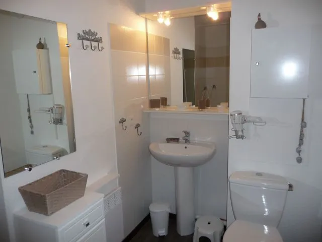 Salle de Bains
Séche-Cheveux à disposition