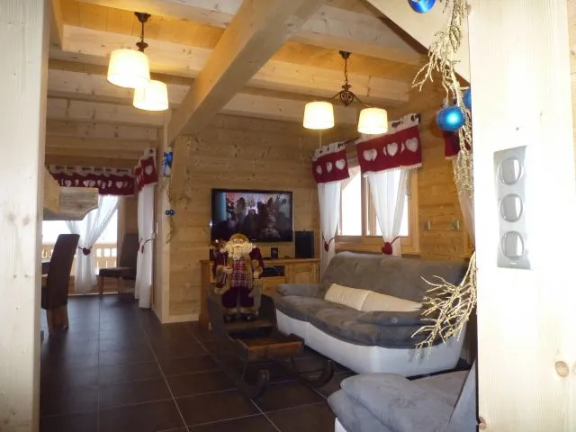 salon avec tv écran plat