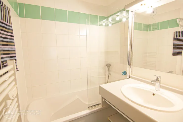 Salle de bain n°1: baignoire et lavabo