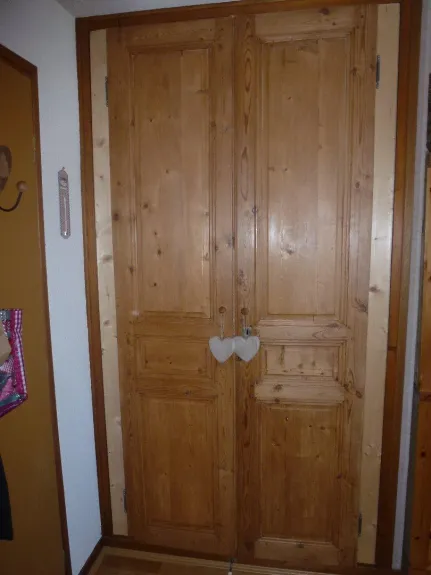 Un grand placard dans le séjour, vous pouvez stocker vos provisions.