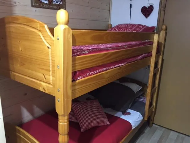 Coin montagne avec lits de 0.90, rare en studio, matelas et alèses neufs. Un grand espace sous le lit vous permettra de ranger vos valises ou sacs.