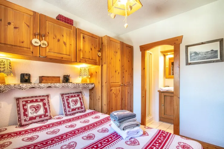 la chambre parentale avec sa salle d'eau privative