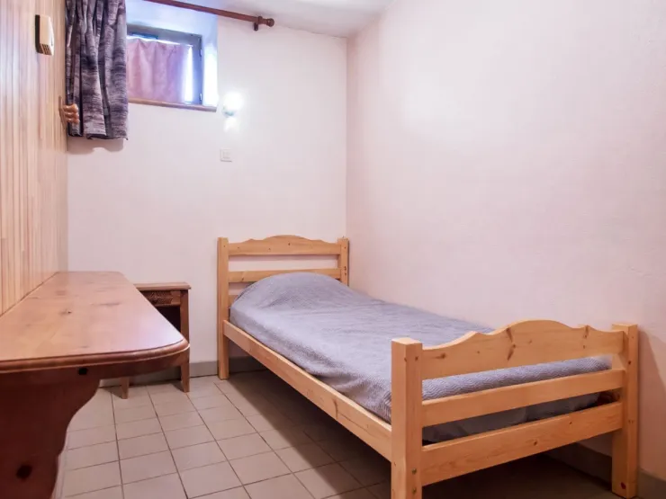 Deuxième chambre avec un lit simple de 90