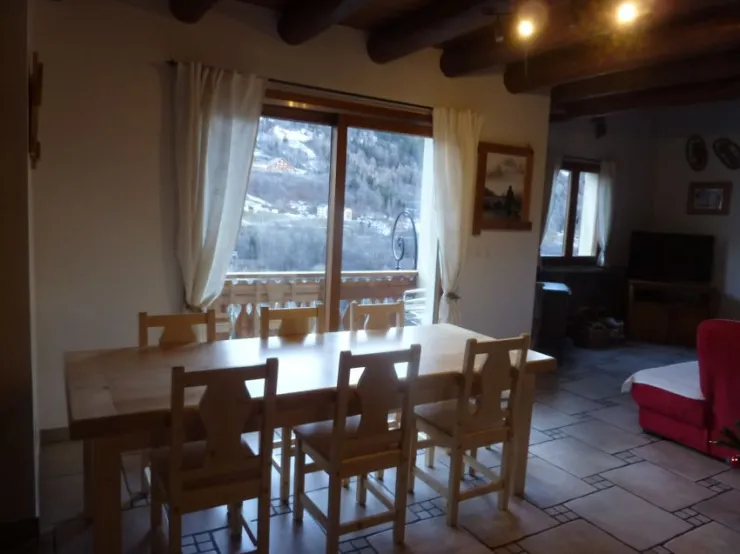 salle à manger avec grande table plus autre table bois de 4 places