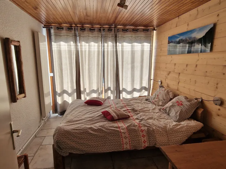 Chambre , lit de 160 , vue sur les pistes