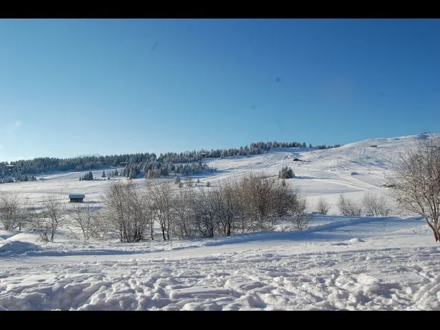 vue de la terrasse et de l'appartement en période hivernale, le Mont Bizanne est légèrement sur la droite hors photo.