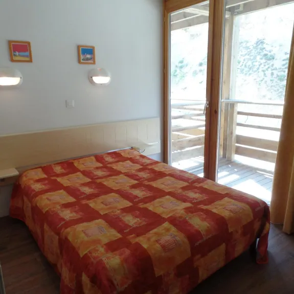 Chambre avec lit double donnant sur balcon
