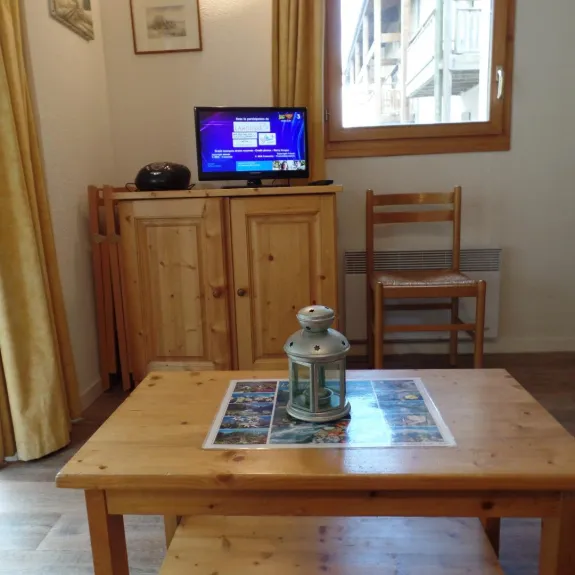 Coin salon - télé - donnant sur balcon