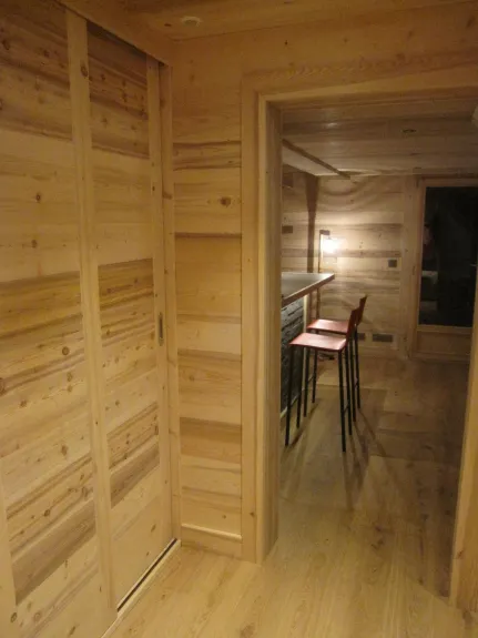 Entrée avec placards portes coulissantes / Parquet de chêne huilé dans l'entrée, la salle de séjour et la cuisine.