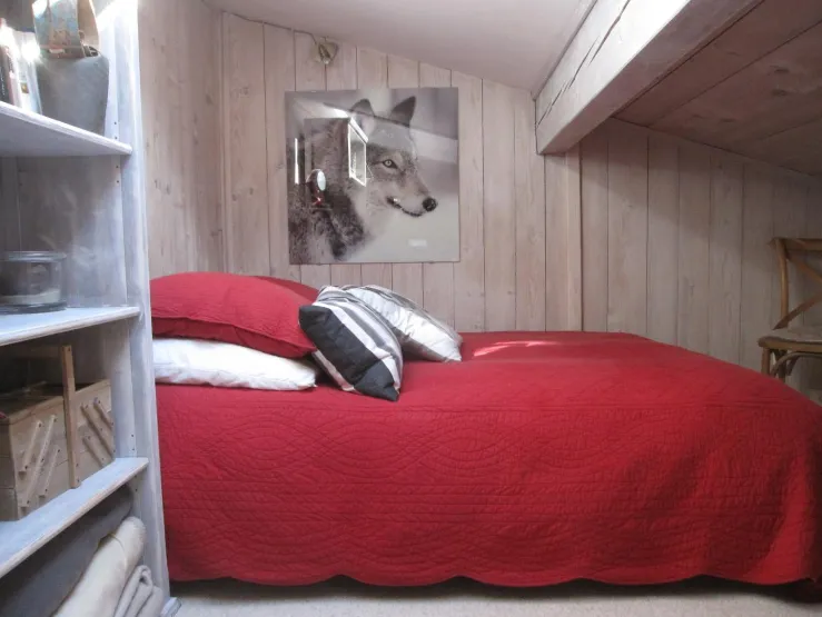 Chambre 1: Petite chambre mansardée / Lit en 140 / bureau / commode de rangement / Vélux rideau occultant.