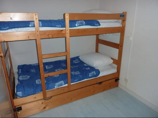 Room on the ground floor for 3 people, with 2 bunk beds in 80 and 1 bed in 90.