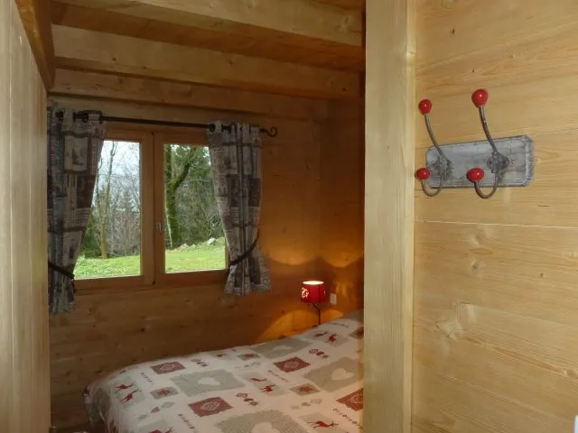 Chambre au rez-de-chassée comprenant un lit double de 190.